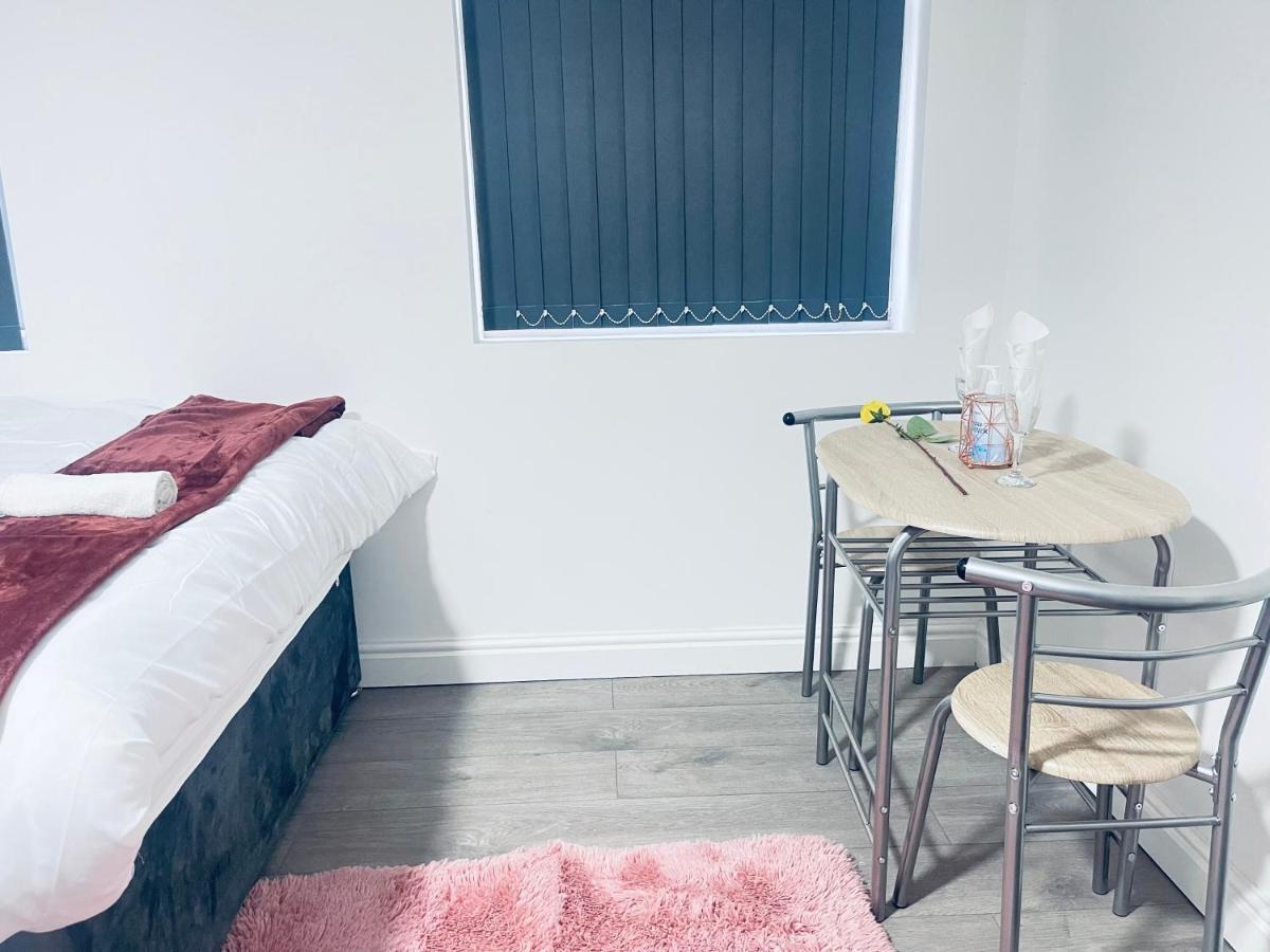 1 Bed Apartment With 2 Beds 1 Double Plus 1 Single Birmingham Exteriör bild