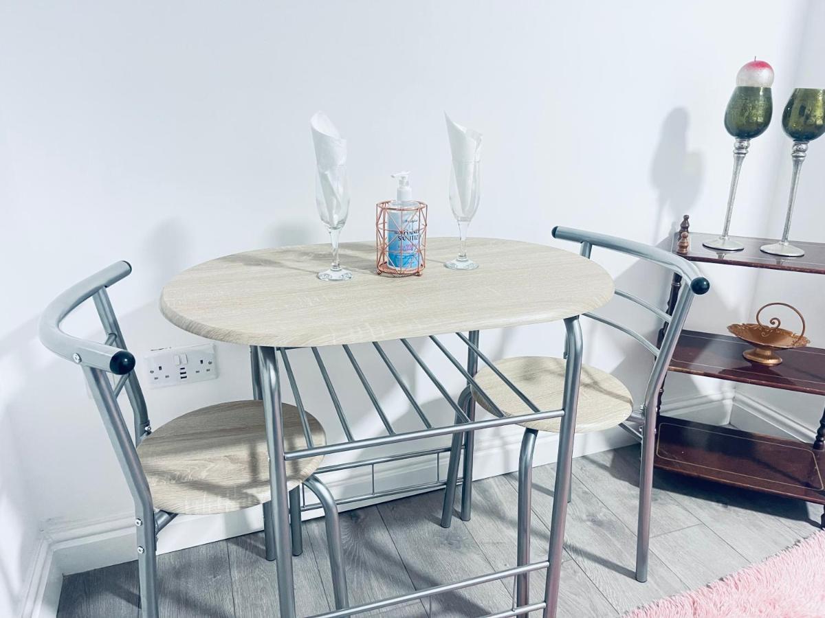 1 Bed Apartment With 2 Beds 1 Double Plus 1 Single Birmingham Exteriör bild