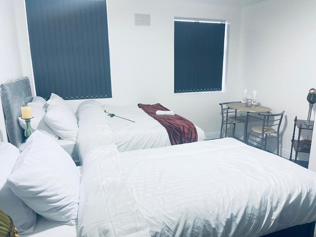 1 Bed Apartment With 2 Beds 1 Double Plus 1 Single Birmingham Exteriör bild