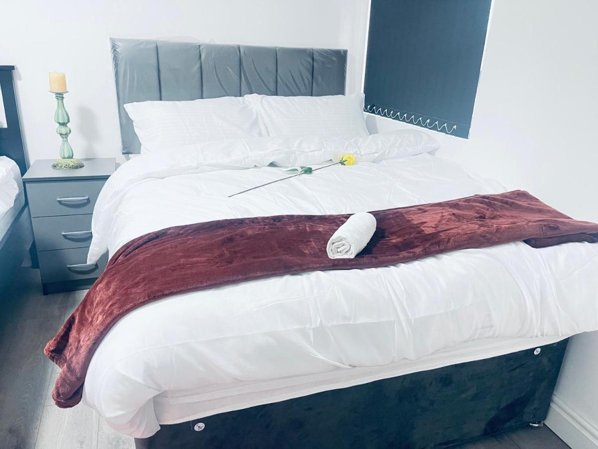 1 Bed Apartment With 2 Beds 1 Double Plus 1 Single Birmingham Exteriör bild